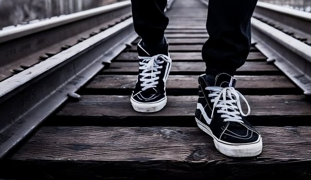 adolescente delincuente imagen championes vía tren