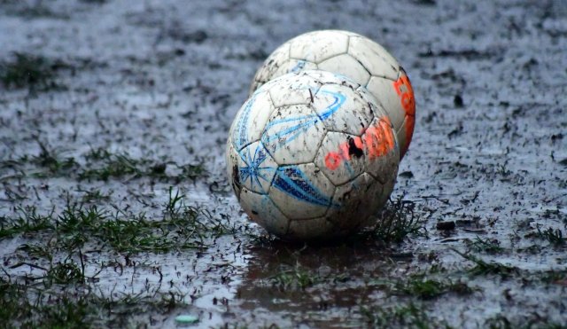 PELOTAS EN EL BARRO