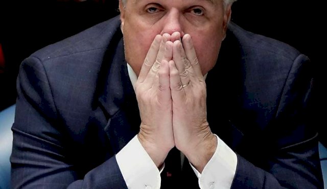 bustillo se agarra la cara