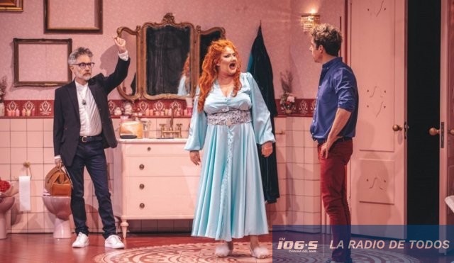 Antigona en el baño