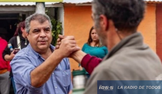 Rodrigo Blas estrechando la mano