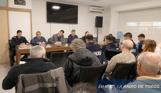 Mesa de conversación policia bomberos