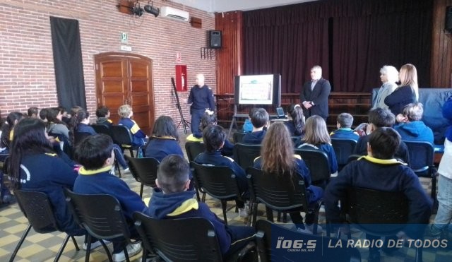 CHARLA CYBER ACOSO