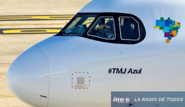 AVION AZUL