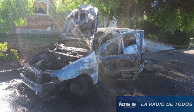 Auto incendiado 