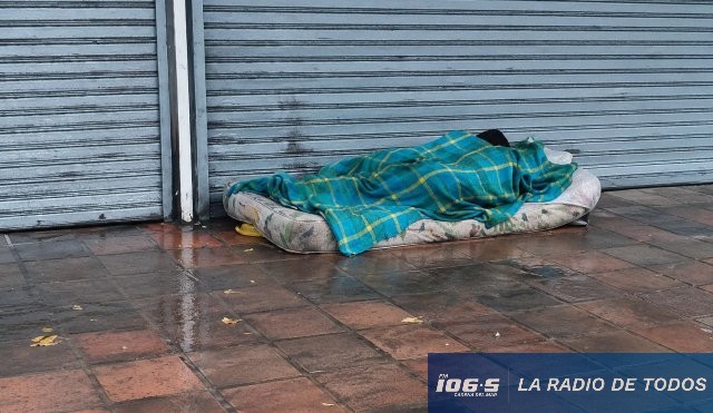 Maldonado: persona en situación de calle durmió frente a farmacia céntrica a metros del Edificio Comunal.