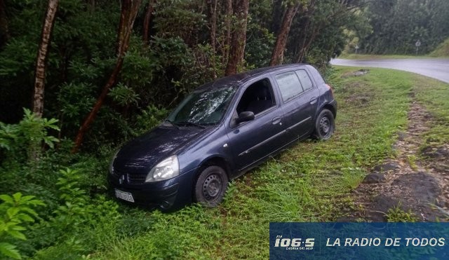 Maldonado: automóvil despistó en la bajada del Arboretum Lussich y terminó fuera de la ruta.