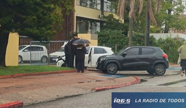 Siniestro de tránsito: colisión frente al acceso principal del Campus.