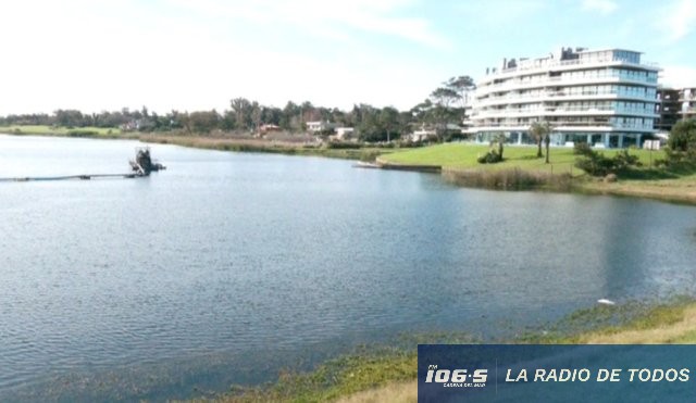 Laguna del Diario: drenan el espejo de agua para permitir el avance de obras viales.