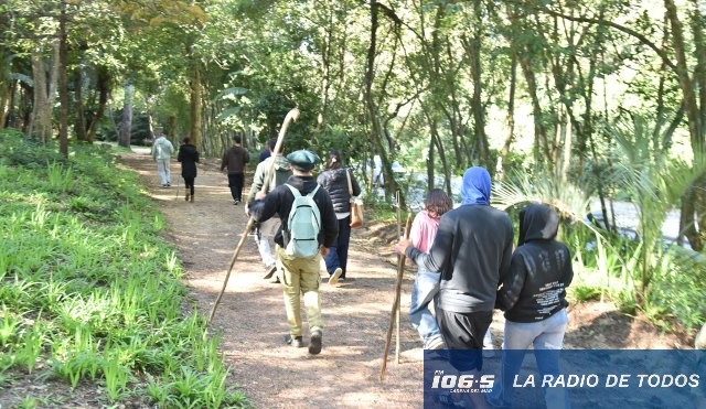 Arboretum Lussich: jóvenes participaron de una jornada de aprendizaje y naturaleza por el Mes del Libro.