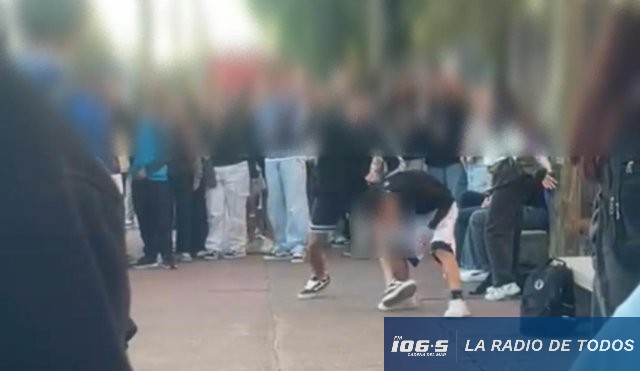 Violencia estudiantil: dos jóvenes se toman a golpes de puño fuera del Liceo Departamental.