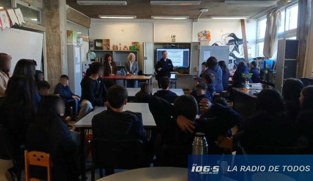 Liceo N°5 (Maldonado): alumnos recibieron capacitación sobre seguridad ciudadana y riesgos en el entorno digital.