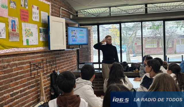 Seguridad ciudadana (San Carlos): alumnos de la Escuela Nº 8 recibieron charla preventiva sobre riesgos digitales y autocuidado.