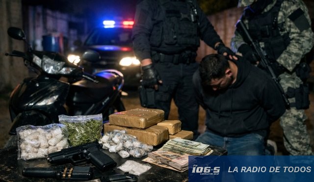 Tráfico de armas y estupefacientes: imputaron a un hombre que circulaba armado en una moto sin luces.