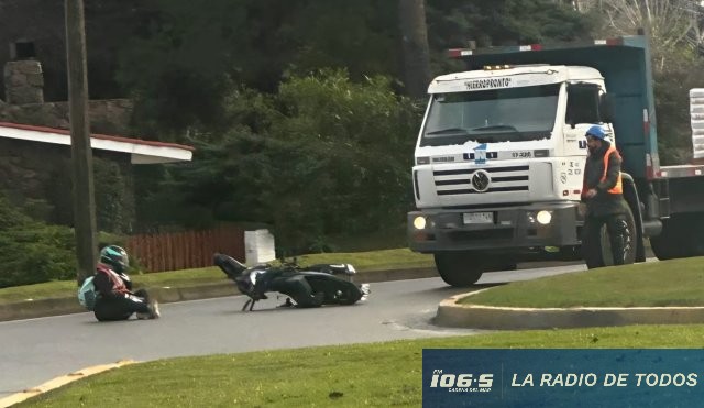 Siniestro de Tránsito (Punta del Este): camión de reparto y motociclista colisionaron en rotonda. 