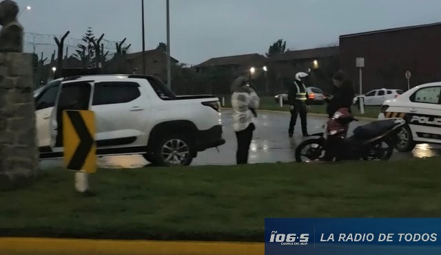 Zona Cerro Pelado: colisión entre moto y camioneta enlentece la circulación.