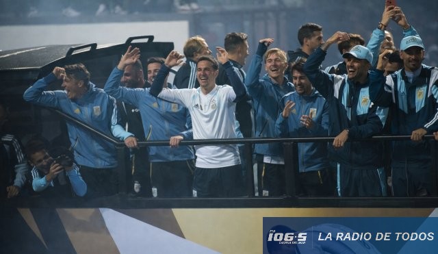 Argentina: la Selección albiceleste regresó al país y fue recibida por una multitud.