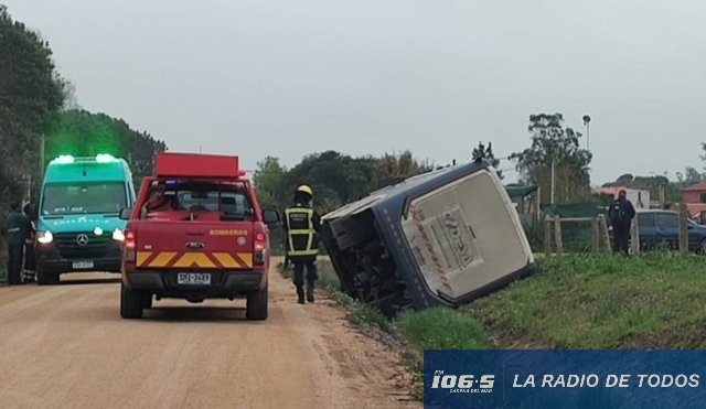 Siniestro de tránsito (Balneario Buenos Aires): vuelco de ómnibus de CODESA dejó cuatro pasajeros lesionados.