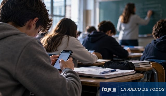 Uruguay (Aristas Media 2025): retrocedieron aprendizajes y preocupa uso de celulares e inteligencia artificial.