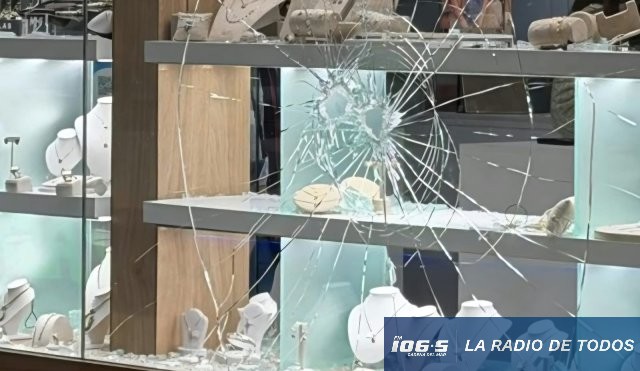 Punta Carretas Shopping (Montevideo): 5 delincuentes asaltaron joyería Riviera y escaparon en motocicletas.